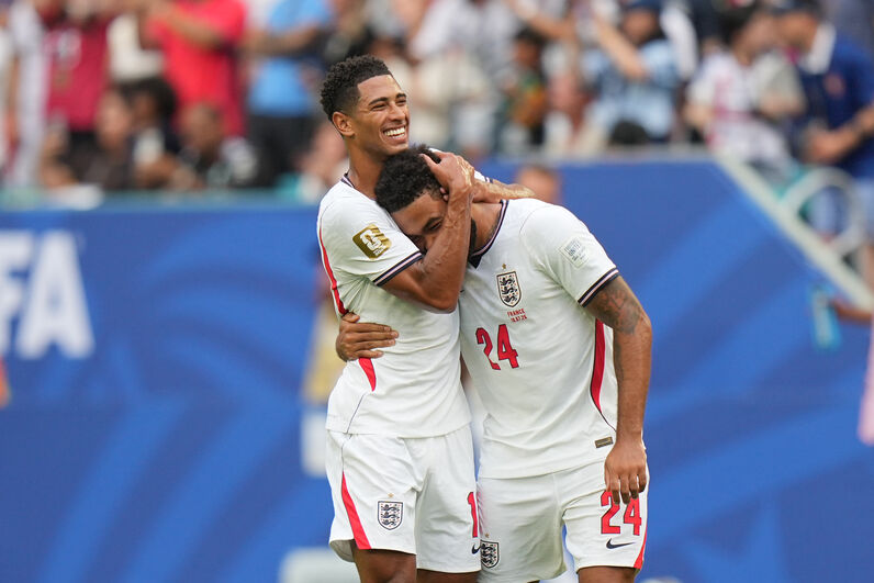 Jogadores ingleses celebram golo 