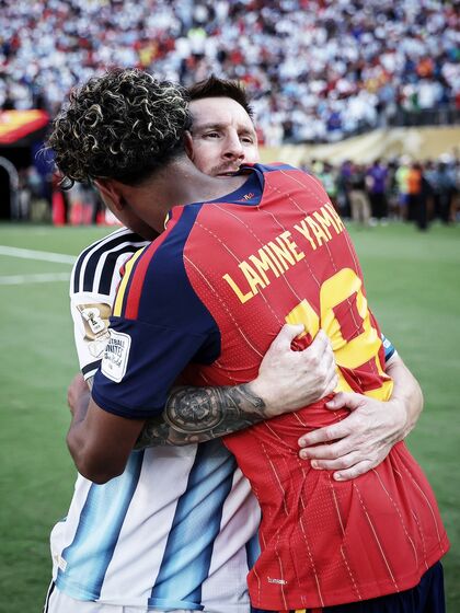 Lamine Yamal abraça Leo Messi