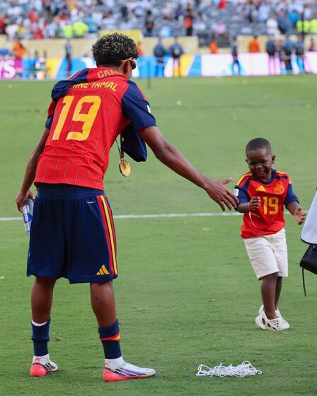 Lamine com o irmão