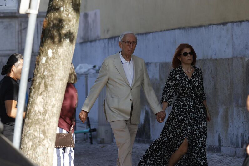 Júlio Isidro e a mulher Sandra marcam presença no velório de Luís Represas na Basílica da Estrela