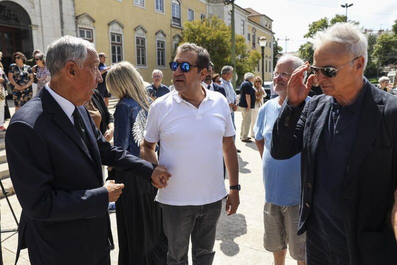 Funeral de Luís Represas à saída da Basília da Estrela