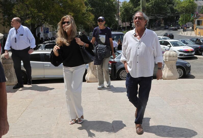 Funeral de Luís Represas à saída da Basília da Estrela
