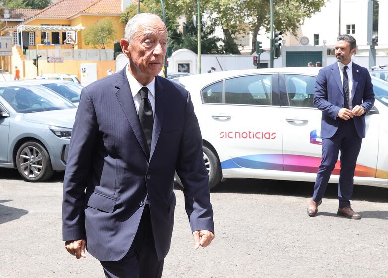 Funeral de Luís Represas à saída da Basília da Estrela