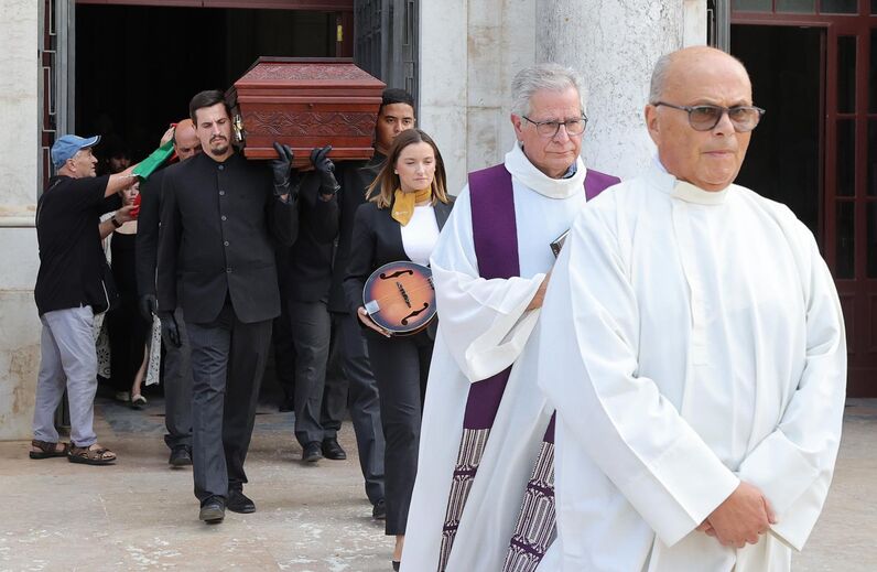 Funeral de Luís Represas à saída da Basília da Estrela