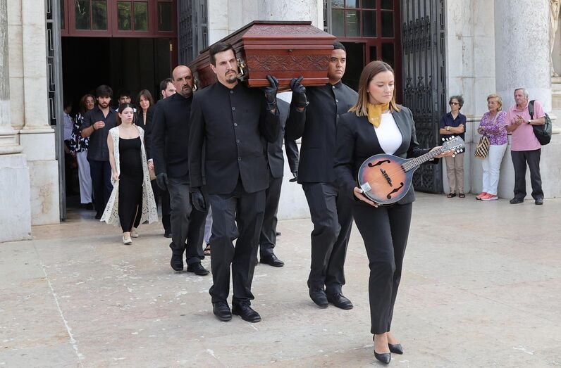 Funeral de Luís Represas à saída da Basília da Estrela