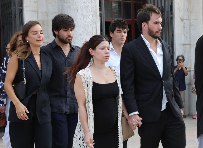 Funeral de Luís Represas à saída da Basília da Estrela