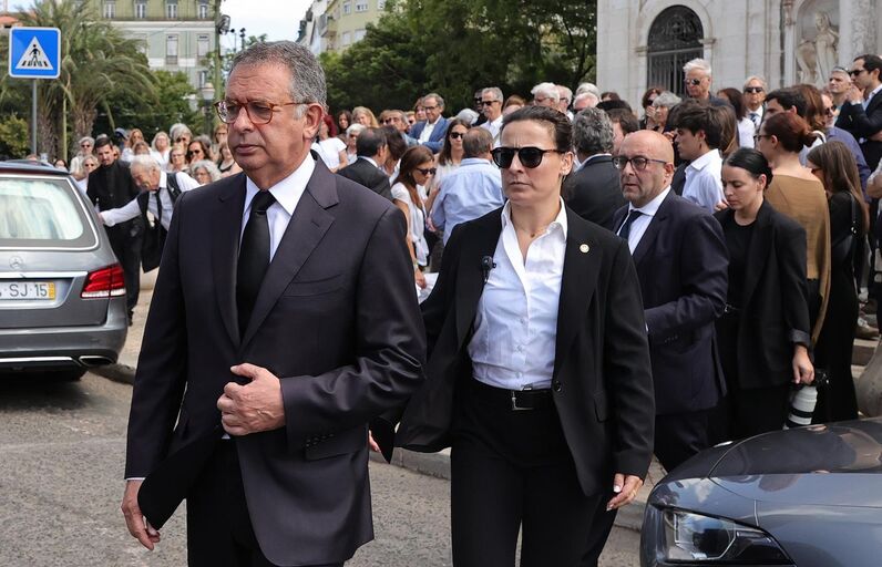 Funeral de Luís Represas à saída da Basília da Estrela