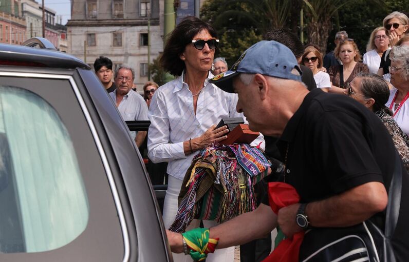 Funeral de Luís Represas à saída da Basília da Estrela