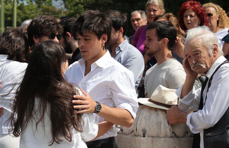 Funeral de Luís Represas à saída da Basília da Estrela