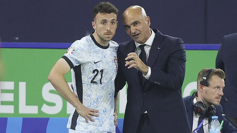 Diogo Jota e Roberto Martínez