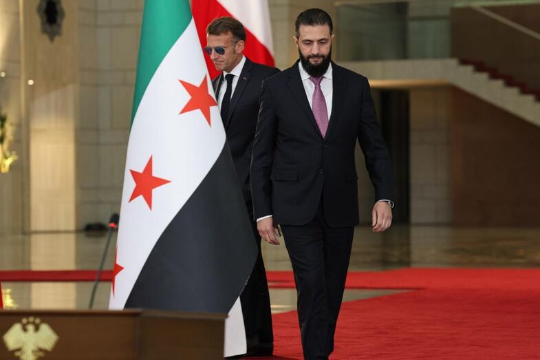 Presidente francês Emmanuel Macron e homólogo sírio Ahmad al-Sharaa, na Síria
