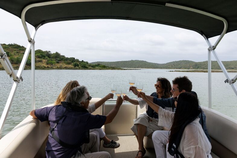 Prova de rio pelo Arade e cestos de picnic no restaurante Sueste