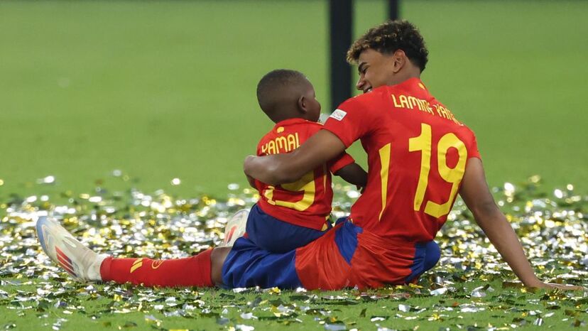 Lamine Yamal com o irmão