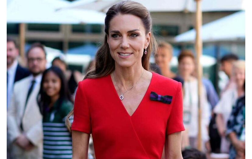 Kate Middleton em Wimbledon com vestido vermelho