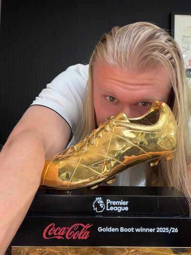 Haaland celebra a sua Chuteira de Ouro da Premier League 2025/26
