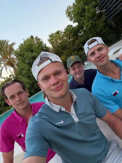 Erling Haaland, estrela do Manchester City, com amigos em Portugal