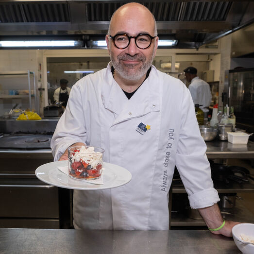 Miguel Pinto Luz num copo de fruta com merengue na cozinha