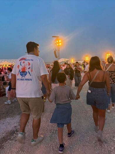 Joana Marques esclarece sobre o Ozempic numa imagem com elementos de festival
