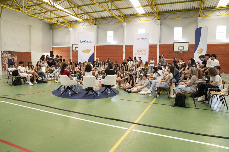 Jovens participam em evento sobre confiança corporal e desporto em escola