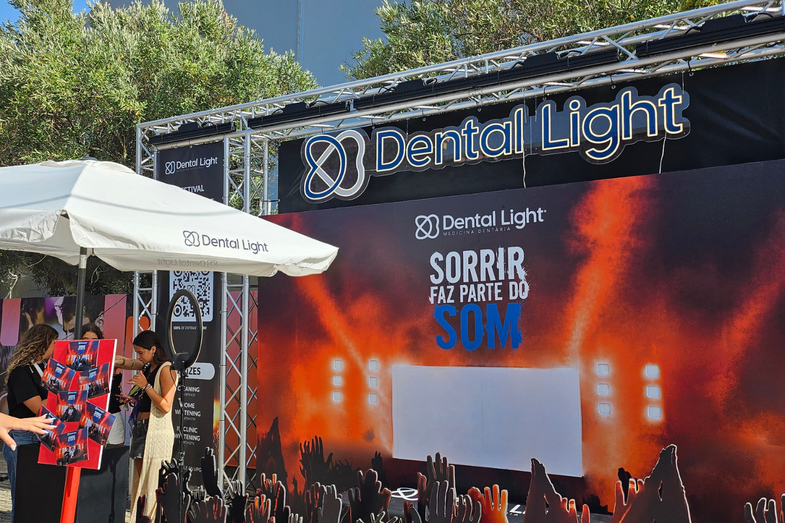 Sorrir faz parte do Som com Dental Light