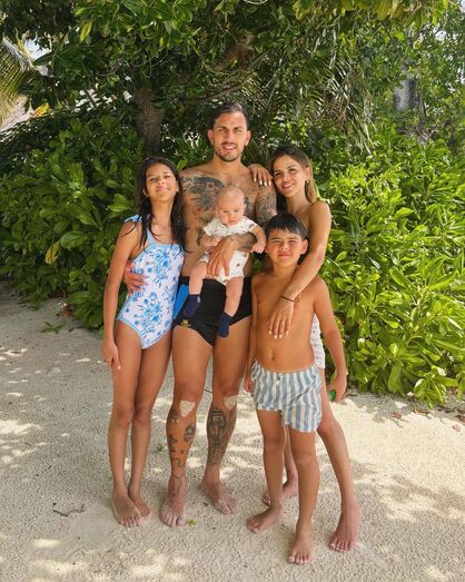 Leandro Paredes, a mulher, Camila Galante e os três filhos do casal
