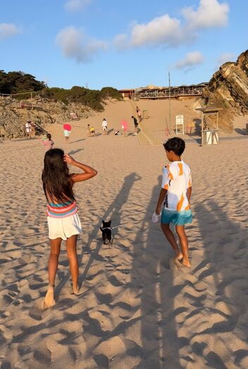 Os gémeos Eva e Mateo no Guincho