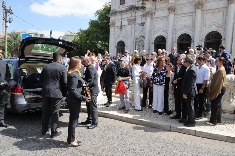 Cristina Thorbjornsen no funeral de Luís Represas à saída da Basília da Estrela