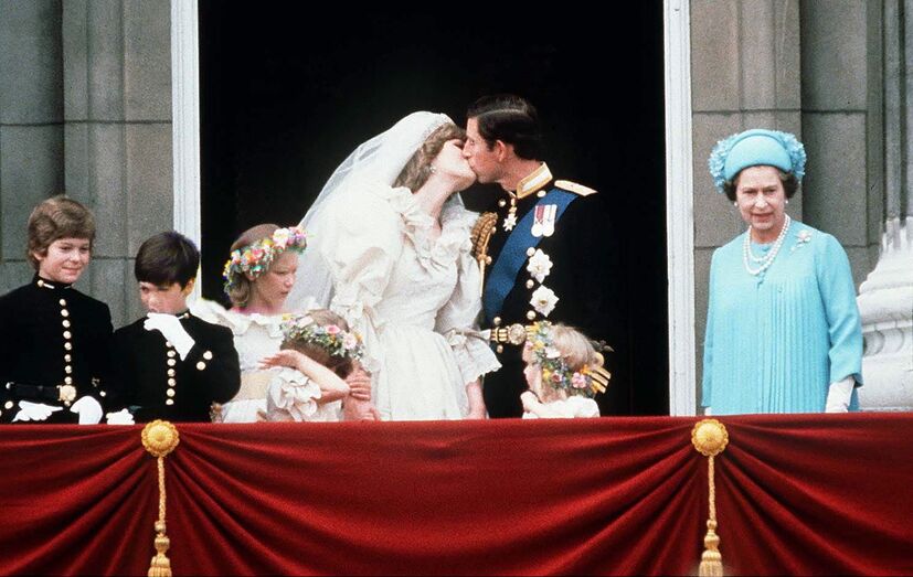 O beiji de Carlos e Diana na varanda do Palácio