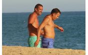 Luís Montenegro na praia com Hugo Soares, longe da azáfama política