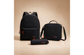 Mochila, lancheira e estojo em preto com detalhes vermelhos, disponíveis no Continente