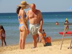 Passos Coelho na praia com o neto e com a filha, na Manta Rota