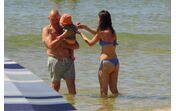 Passos Coelho na praia com o neto e com a filha, na Manta Rota
