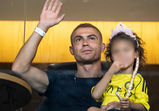 Ronaldo com Georgina e filhos assiste ao jogo