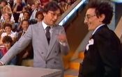 O ator posa com o apresentador durante o programa da