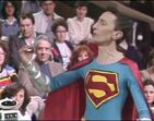 O ator posa vestido de Super Homem, durante o programa