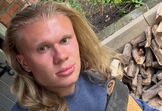 Haaland com novo corte de cabelo e machado