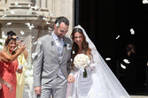 Ágata Rodrigues e Ricardo Moutinho Guilherme celebram o seu casamento, com convidados a atirar pétalas