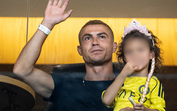 Ronaldo com Georgina e filhos assiste ao jogo