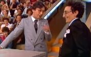 O ator posa com o apresentador durante o programa da