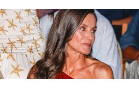 Quanta elegância! Rainha Letizia inaugura férias de verão com vestido sofisticado