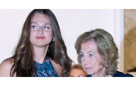 O que é que ela tem ao pescoço? O detalhe inesperado no look da rainha Sofia que está a dar que falar