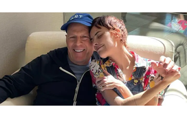 Tanta ternura! Bruce Willis, diagnosticado com demência, mostra-se no casamento da filha mais nova, Tallullah