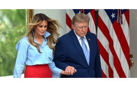 O que é que se passou aqui? Donald e Melania Trump voltam a protagonizar momento inusitado
