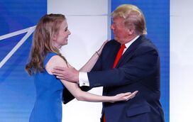 Amante? Qual amante? Ex Senador diz que Trump está "fisicamente incapaz" de trair Melania com a assessora