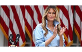 Para grandes rumores, uma lição de estilo! Melania Trump reaparece mais loira após polémica e são os detalhes que elevam o look