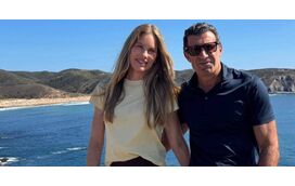 A escapadinha de Figo e Helen com as filhas ao Algarve mais secreto, onde há sempre espaço para estender a toalha
