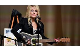 O último ano doloroso de Dolly Parton, que perdeu o amor da sua vida e viu a saúde frágil afastá-la dos palcos