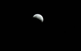 As imagens do eclipse parcial da Lua por todo o mundo