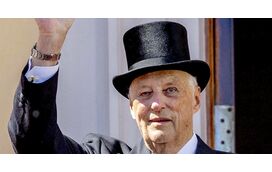 Muita emoção na hora do adeus! Noruegueses prestam homenagem ao rei Harald V