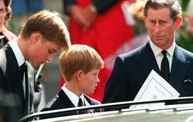 "Escondi-me atrás da franja". Príncipes William e Harry revelam tudo o que sentiram no funeral da mãe, a princesa Diana, há 29 anos
